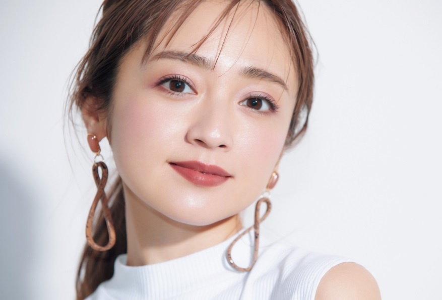 Nguoi dep 'Mat na thuy tinh' ly than chong hinh anh