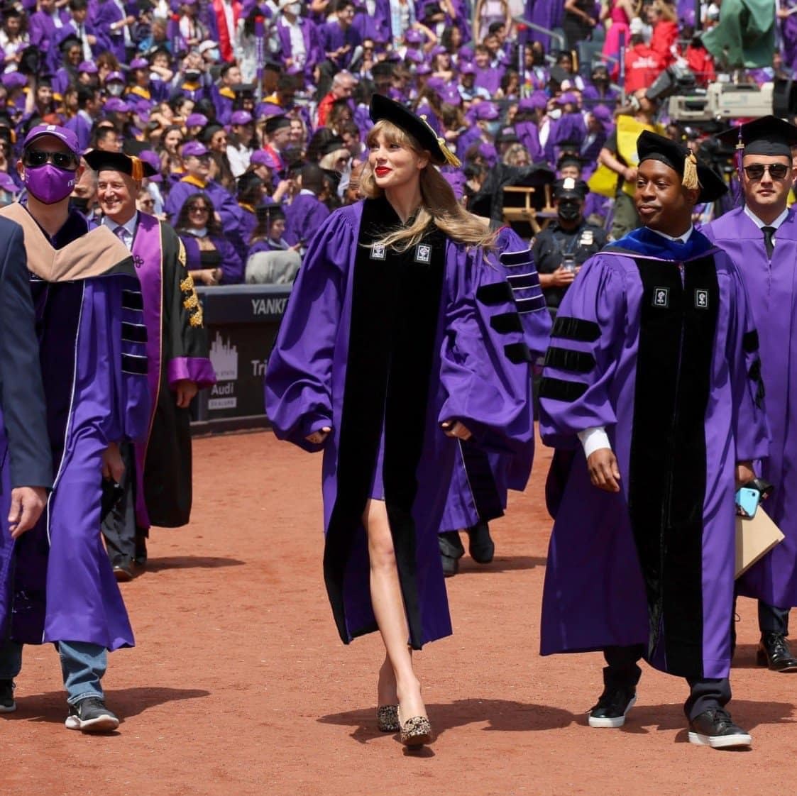 Taylor Swift nhận bằng tiến sĩ ảnh 1 Taylor Swift nhan bang tien si anh 1