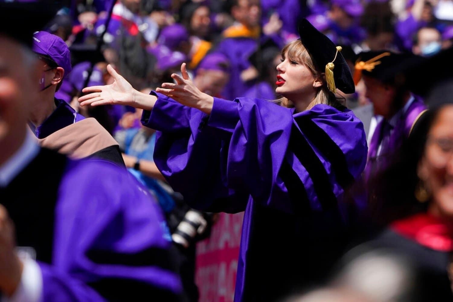 Taylor Swift nhận bằng tiến sĩ ảnh 2 Taylor Swift nhan bang tien si anh 2