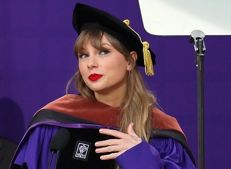 Taylor Swift nhan bang tien si hinh anh