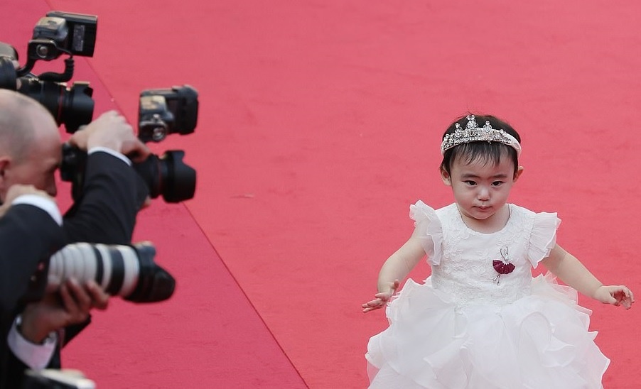 Bac thay piano Trung Quoc 83 tuoi dua con gai 2 tuoi toi Cannes 2022 hinh anh