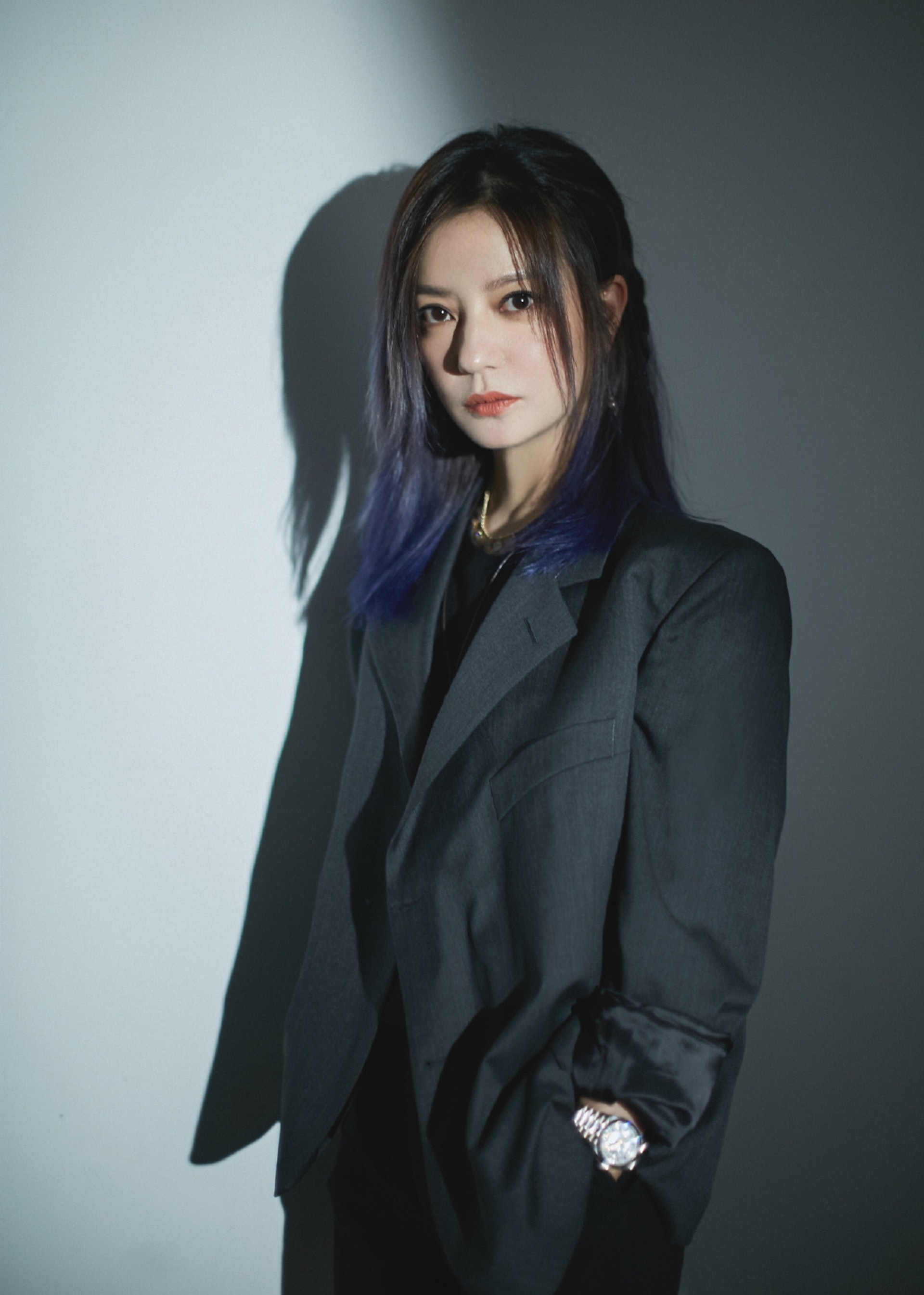 Trieu Vy sau khi bi cam song anh 4