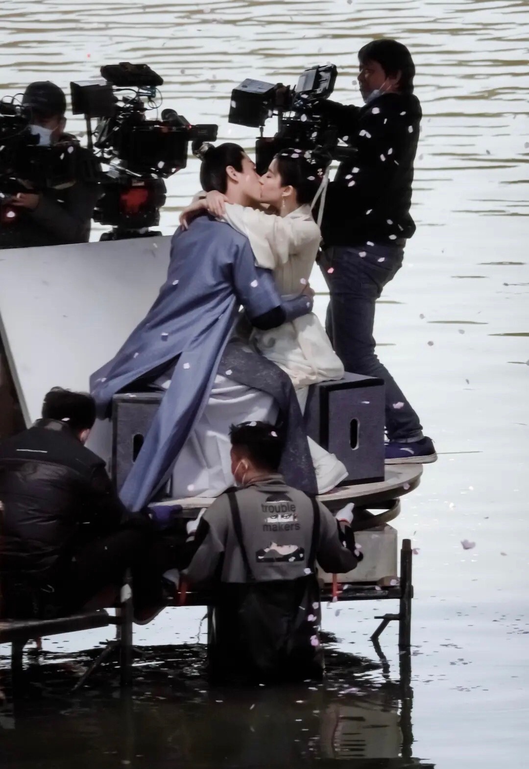 Canh tinh cam cua Luu Diec Phi va Tran Hieu anh 1