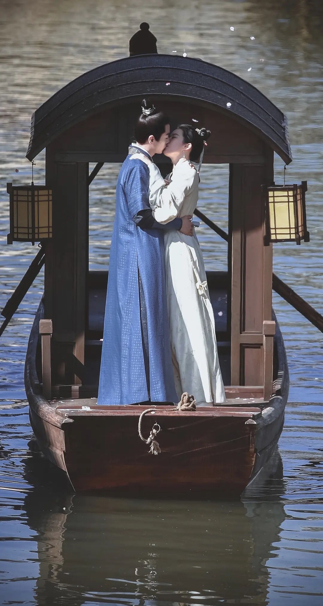 Canh tinh cam cua Luu Diec Phi va Tran Hieu anh 2