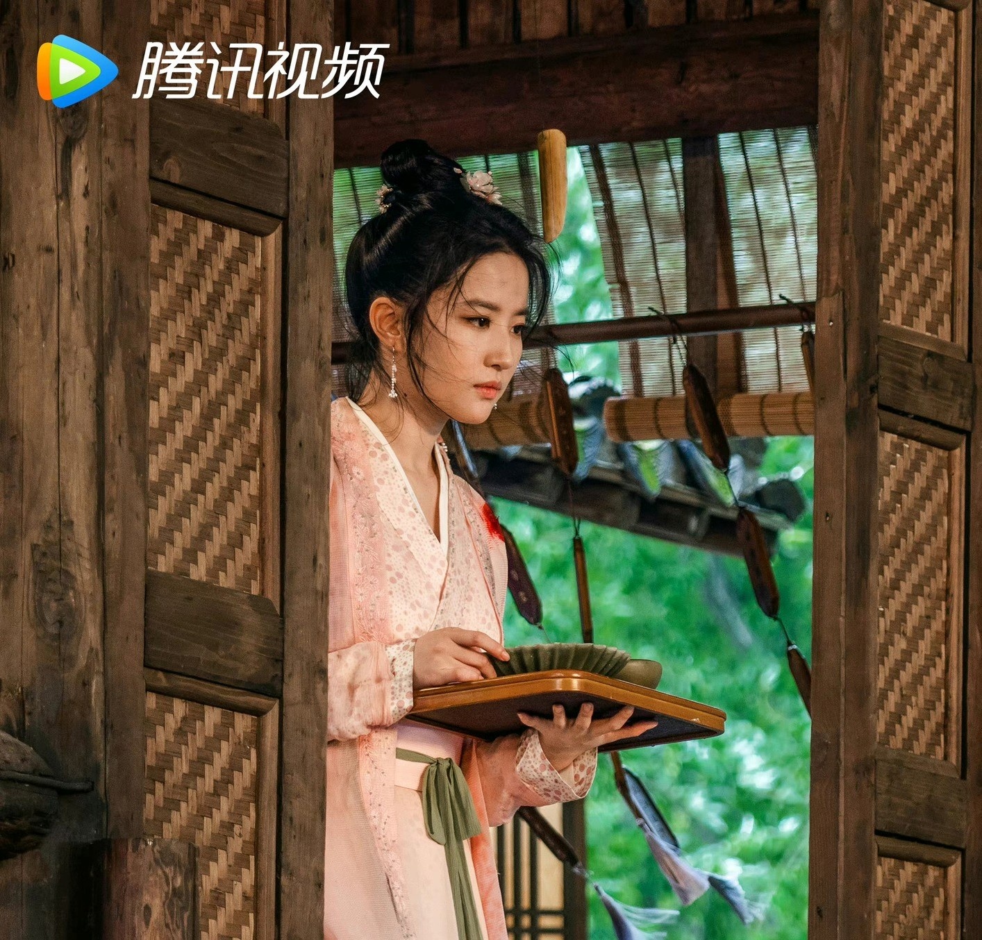 Lưu Diệc Phi tranh cãi ảnh 4 Luu Diec Phi tranh cai anh 4