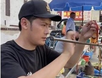 Nam dien vien Tu Hai Vy ban hang rong kiem song hinh anh