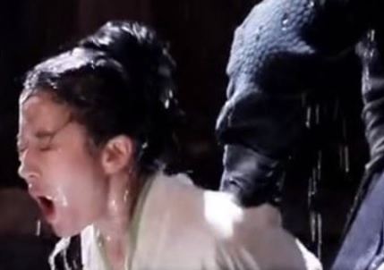 Canh phim Luu Diec Phi bi nhan ngap dau vao thung nuoc hinh anh