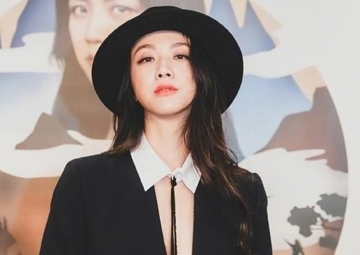 Thang Duy dien vest voi bra top hinh anh