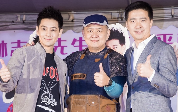 Lam Chi Dinh song xa hoa, anh trai ban hang o via he hinh anh