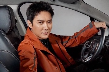 Phung Thieu Phong hen ho co gai tre luc dem khuya hinh anh