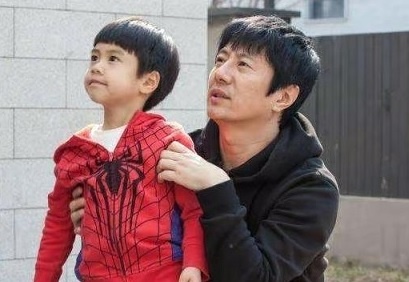 Ca si Trinh Quan bi chi trich vi phat con lay 1.000 lan hinh anh