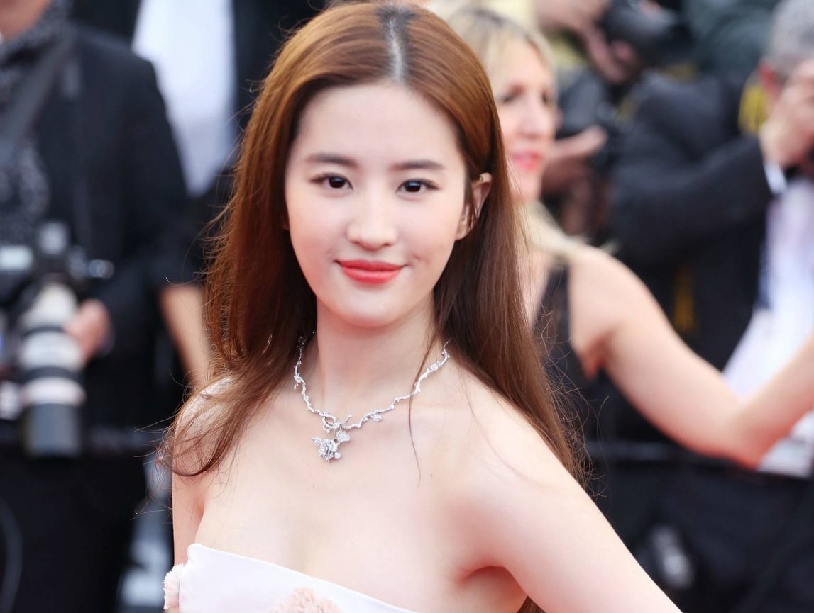 Luu Diec Phi gap rac roi vi fan cuong hinh anh