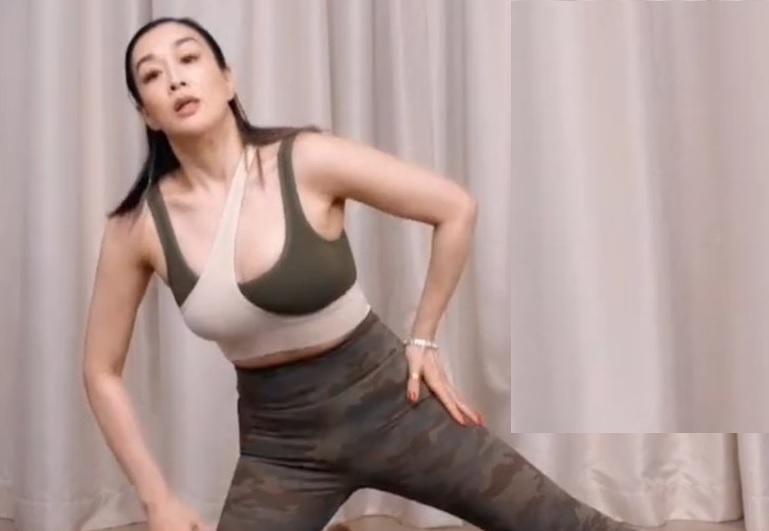 Chung Le De dien trang phuc phan cam hinh anh