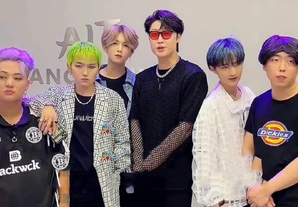 Nhom nhac nhai nguoi noi tieng gay tranh cai hinh anh