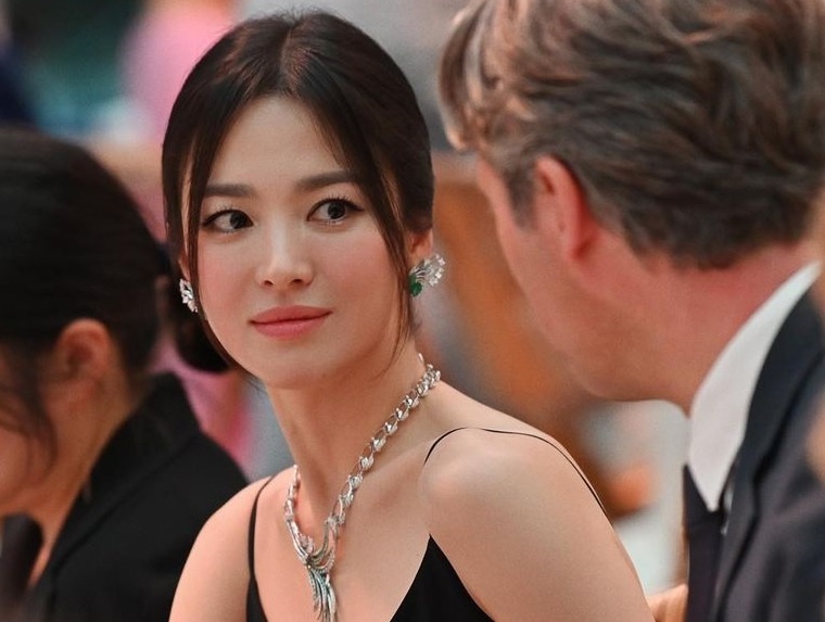 Song Hye Kyo gay tranh luan vi lo dau hieu tuoi tac hinh anh