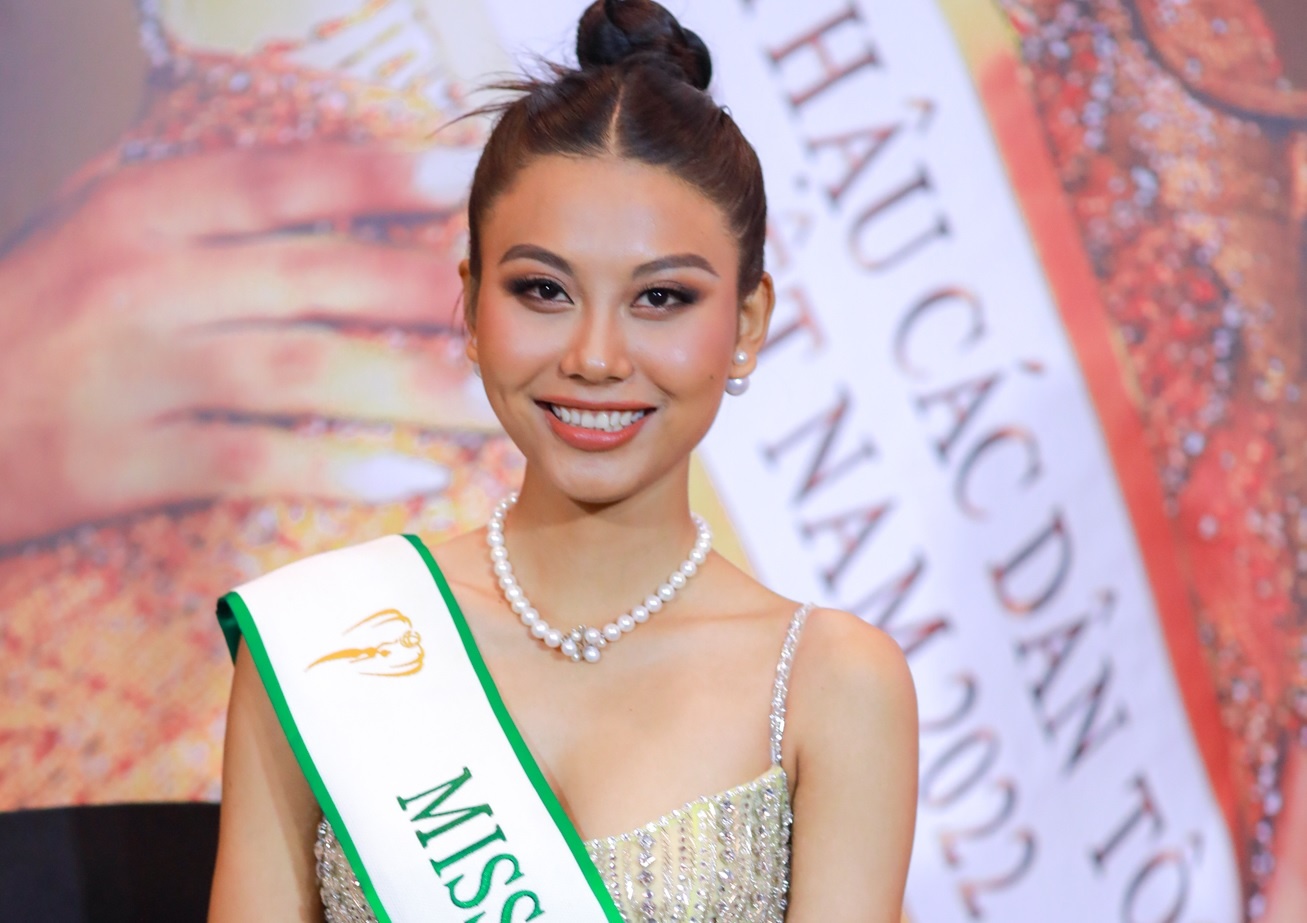 Hoa hau cac Dan toc anh 1