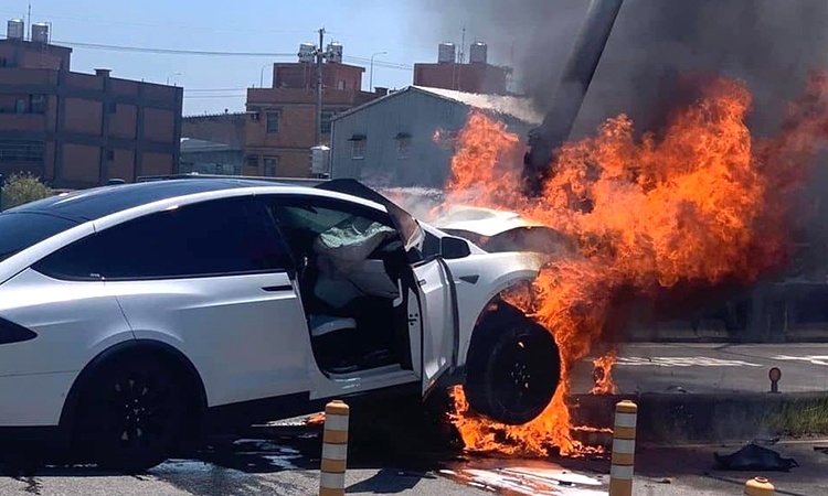 Lam Chi Dinh dam vao tru cau, oto boc chay hinh anh