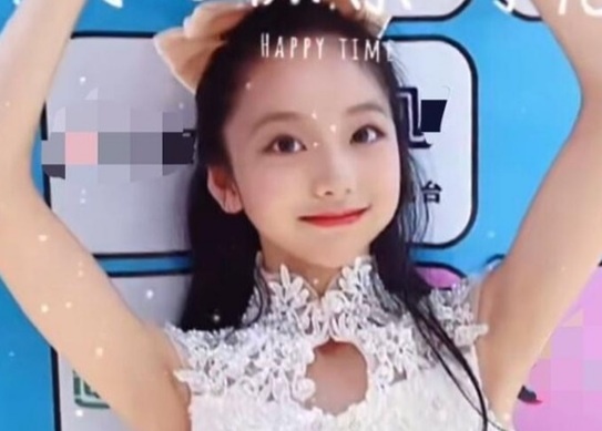 Em gai Pham Bang Bang noi tieng tu luc 7 tuoi hinh anh