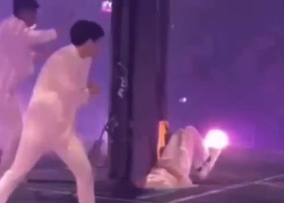 Sao Hoa ngu bi roi thang may, nga tu san khau cao 10 m hinh anh