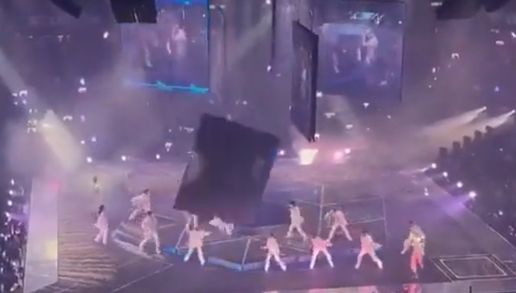 Su co san khau Trung Quoc anh 1