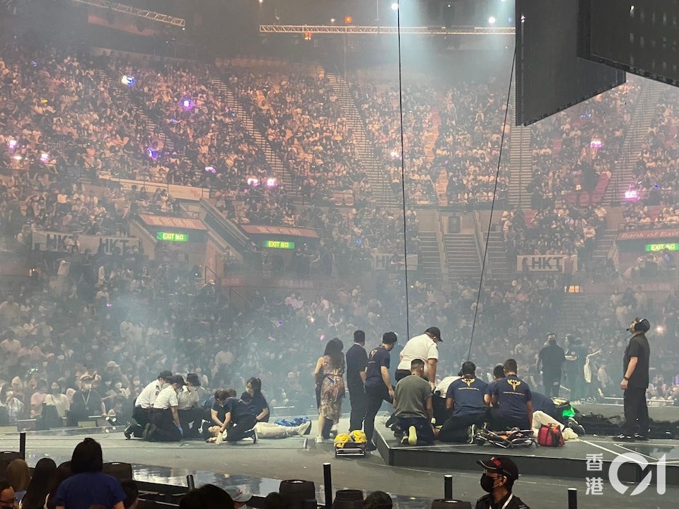 Su co san khau anh 4