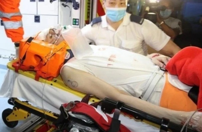 Vu cong 27 tuoi liet tu chi sau vu bi man hinh LED roi trung hinh anh