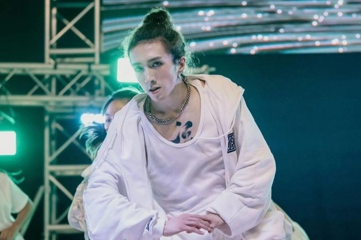 Bi kich cua vu cong 27 tuoi bi man hinh LED 600 kg roi trung nguoi hinh anh