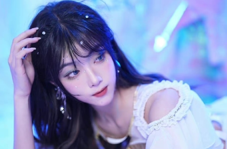 Nu than tuong Trung Quoc quay len, phat tan clip nhay cam cua ban than hinh anh