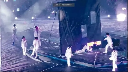 Vu cong 27 tuoi gap su co san khau anh 2