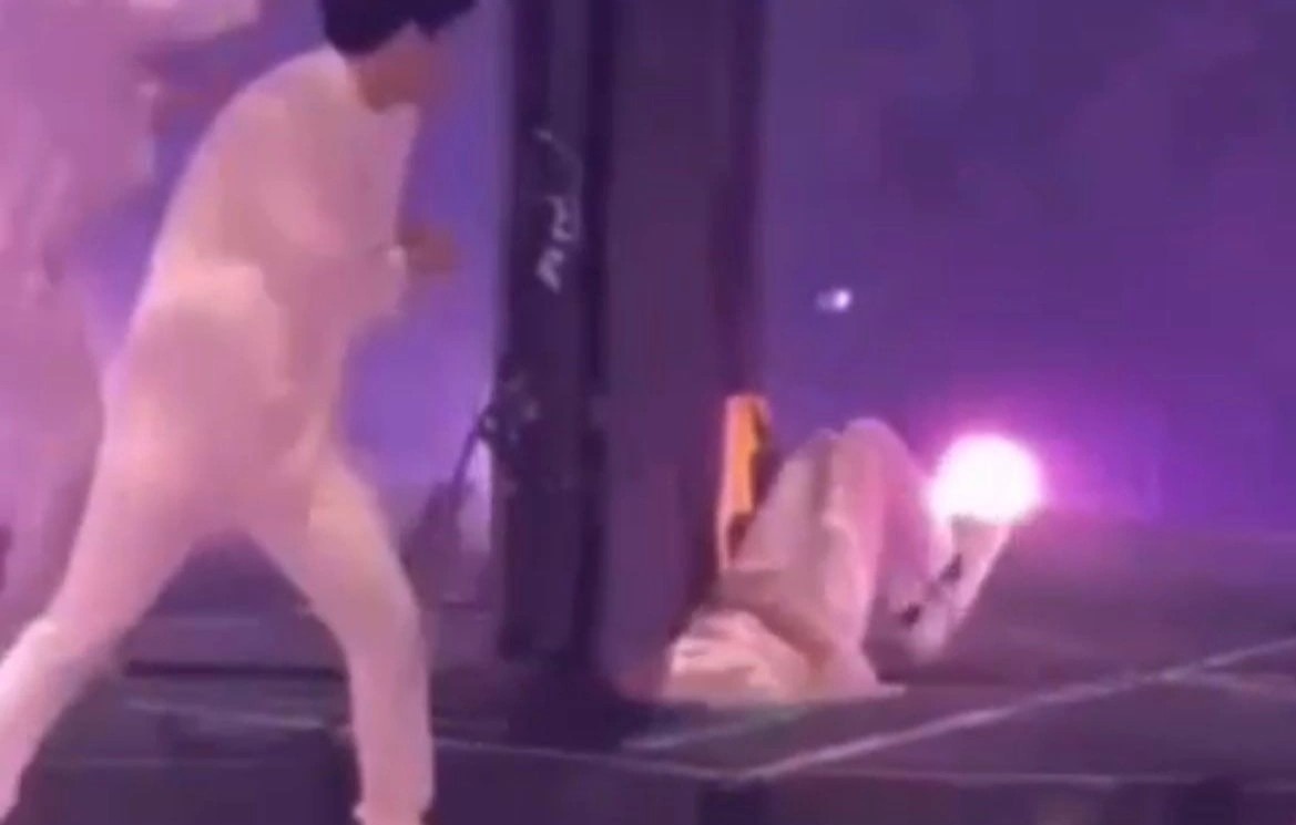 Hien truong vu vu cong 27 tuoi bi man hinh LED roi trung nguoi hinh anh