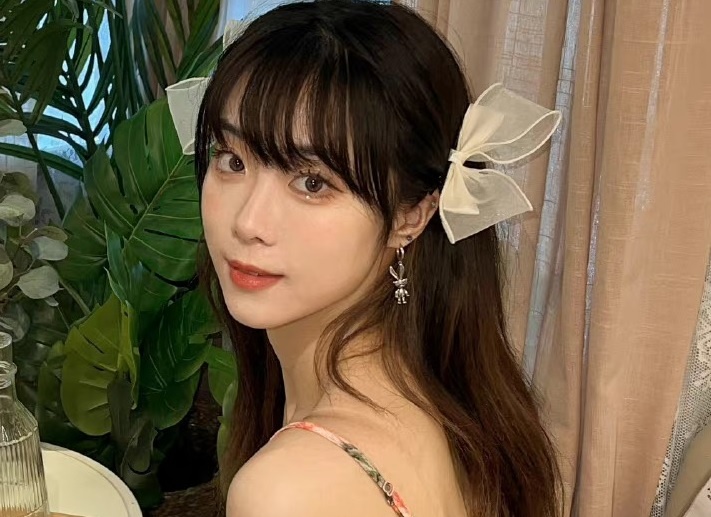 Nu than tuong bi duoi khoi nhom nhac hinh anh