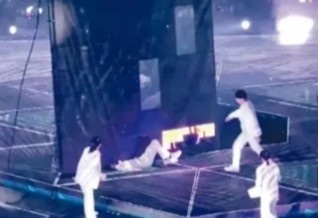 Showbiz Hong Kong dieu dung sau tham kich man hinh LED hinh anh