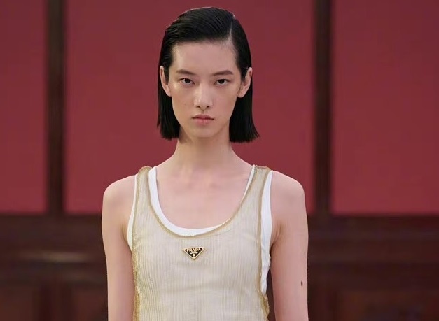 Dan sao hang dau Trung Quoc sai buoc tren san catwalk hinh anh