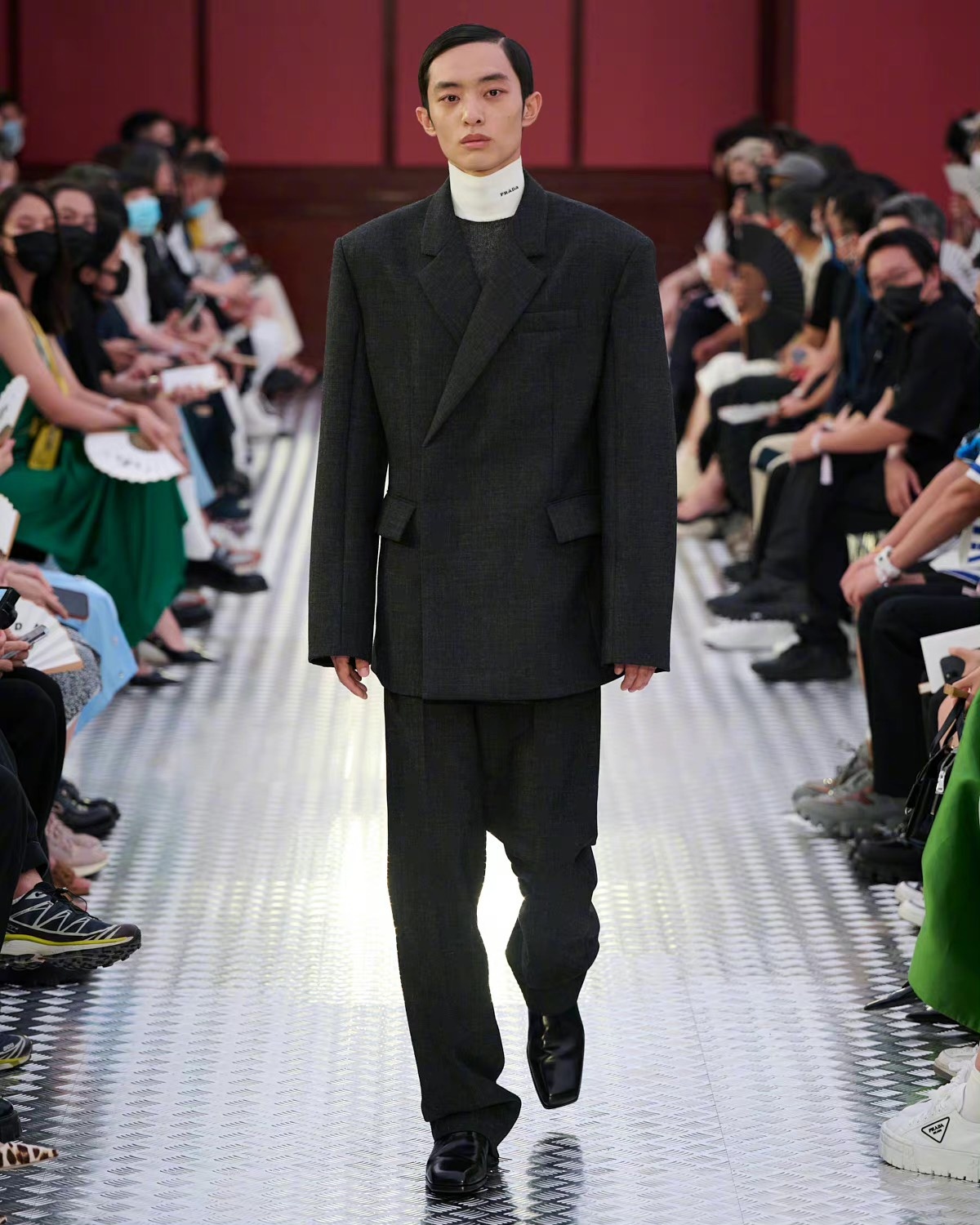 Sao Trung sai buoc tren san catwalk anh 7