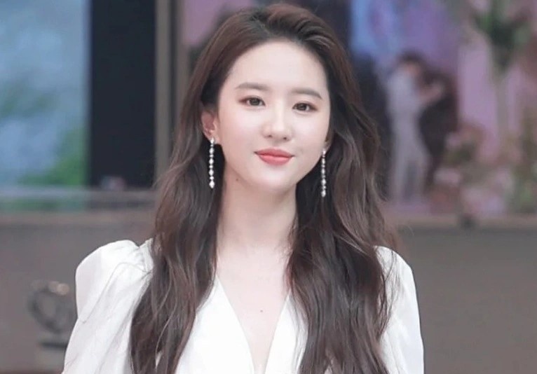 Luu Diec Phi xuat hien sau vu bi tay chay hinh anh