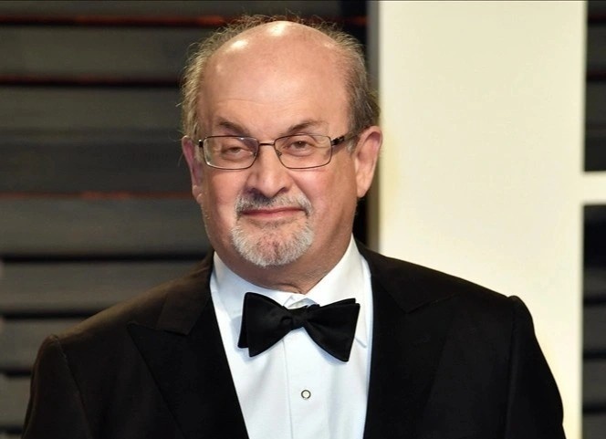 Nha van Salman Rushdie bi dam tren san khau hinh anh