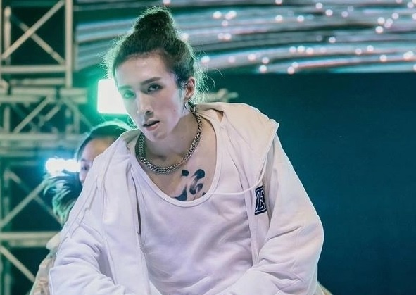 Suc khoe hien tai cua vu cong bi man hinh LED roi trung nguoi hinh anh