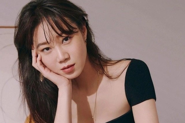 Gong Hyo Jin ket hon voi ca si kem 10 tuoi hinh anh