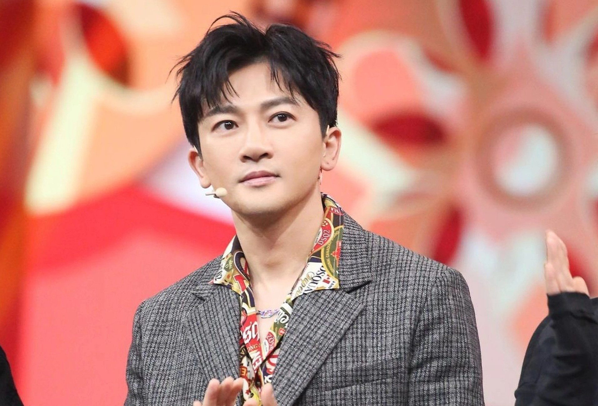 To Huu Bang hat lai ca khuc kinh dien 'Yeu' va 'Chuon chuon do' hinh anh