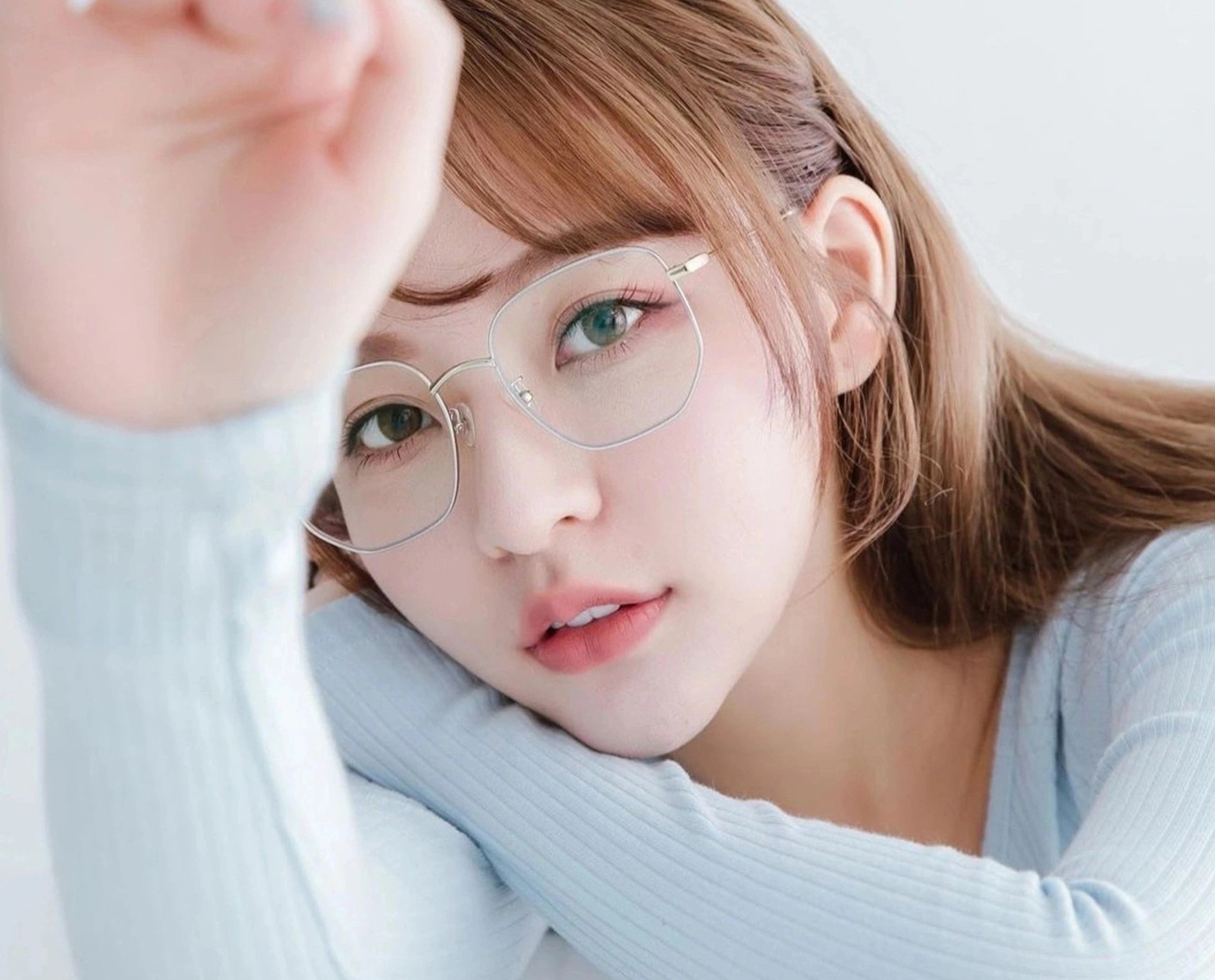 Nguoi mau Dai Loan bi chi trich vi mac phan cam di ky tang sach hinh anh