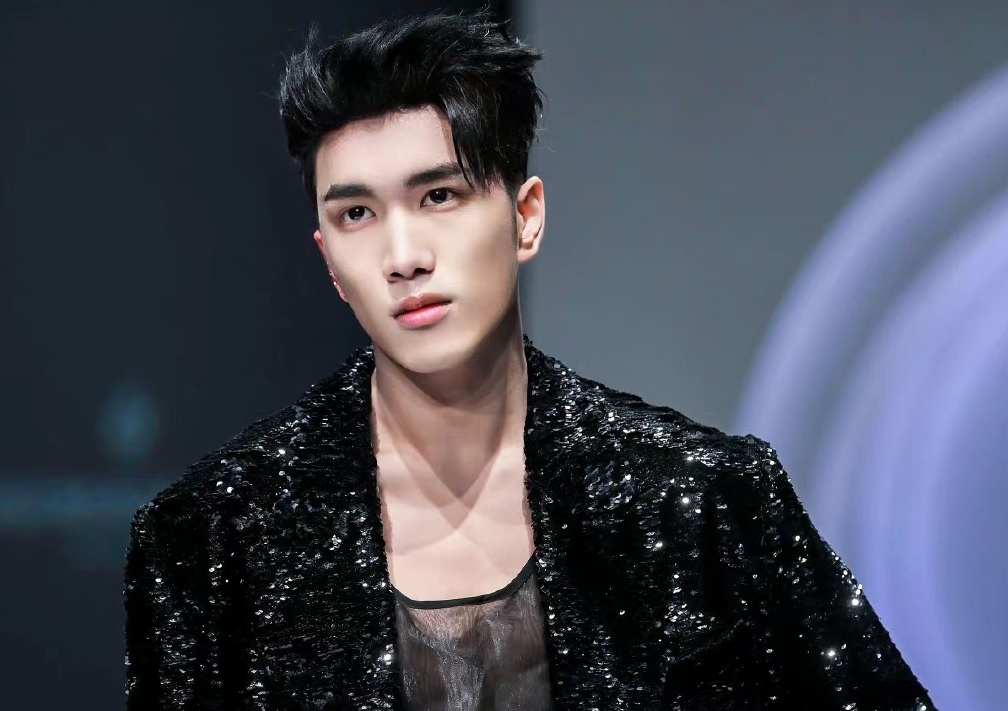 Khan gia bao canh sat khi xem livestream cua ca si Trung Quoc hinh anh