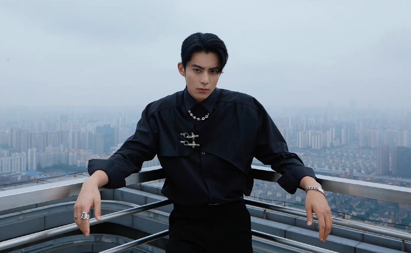 Vuong Hac De doi doi anh 1