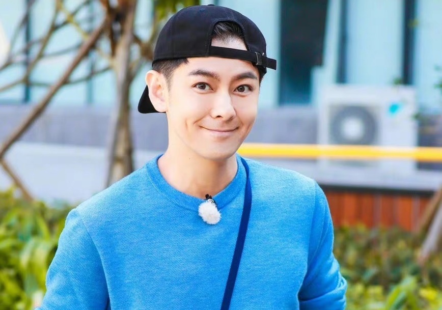 Lam Chi Dinh dau dai dang sau phau thuat hinh anh