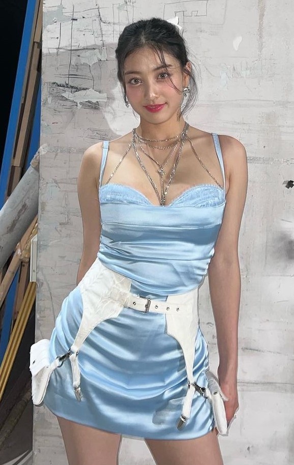 Twice gay tranh cai anh 2