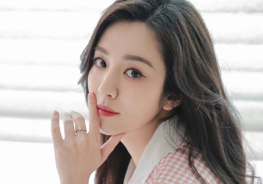 Nguoi dep Trung Quoc buc xuc vi vuong tin sinh con cho Ho Ca hinh anh