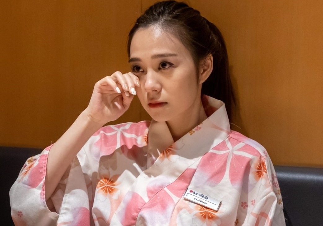 Nu dien vien phuc vu nha hang Nhat Ban de kiem song hinh anh