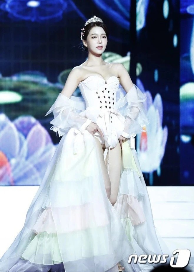 Hoa hau bi chi trich anh 3