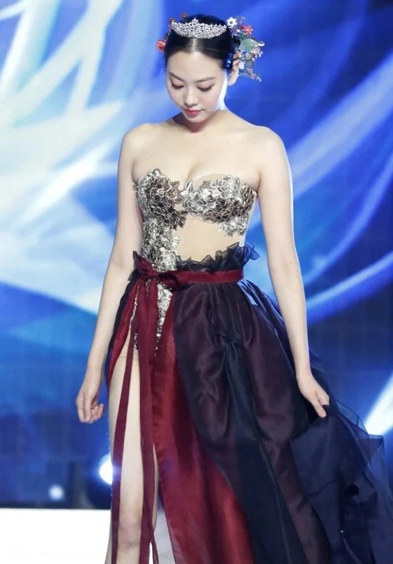 Hoa hau bi chi trich anh 6