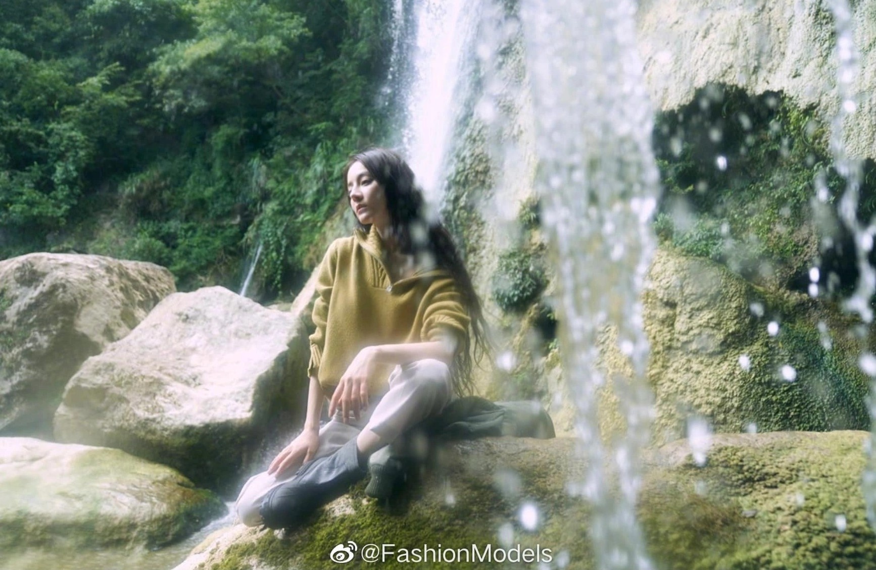 Mat moc cua Nhiet Ba anh 9