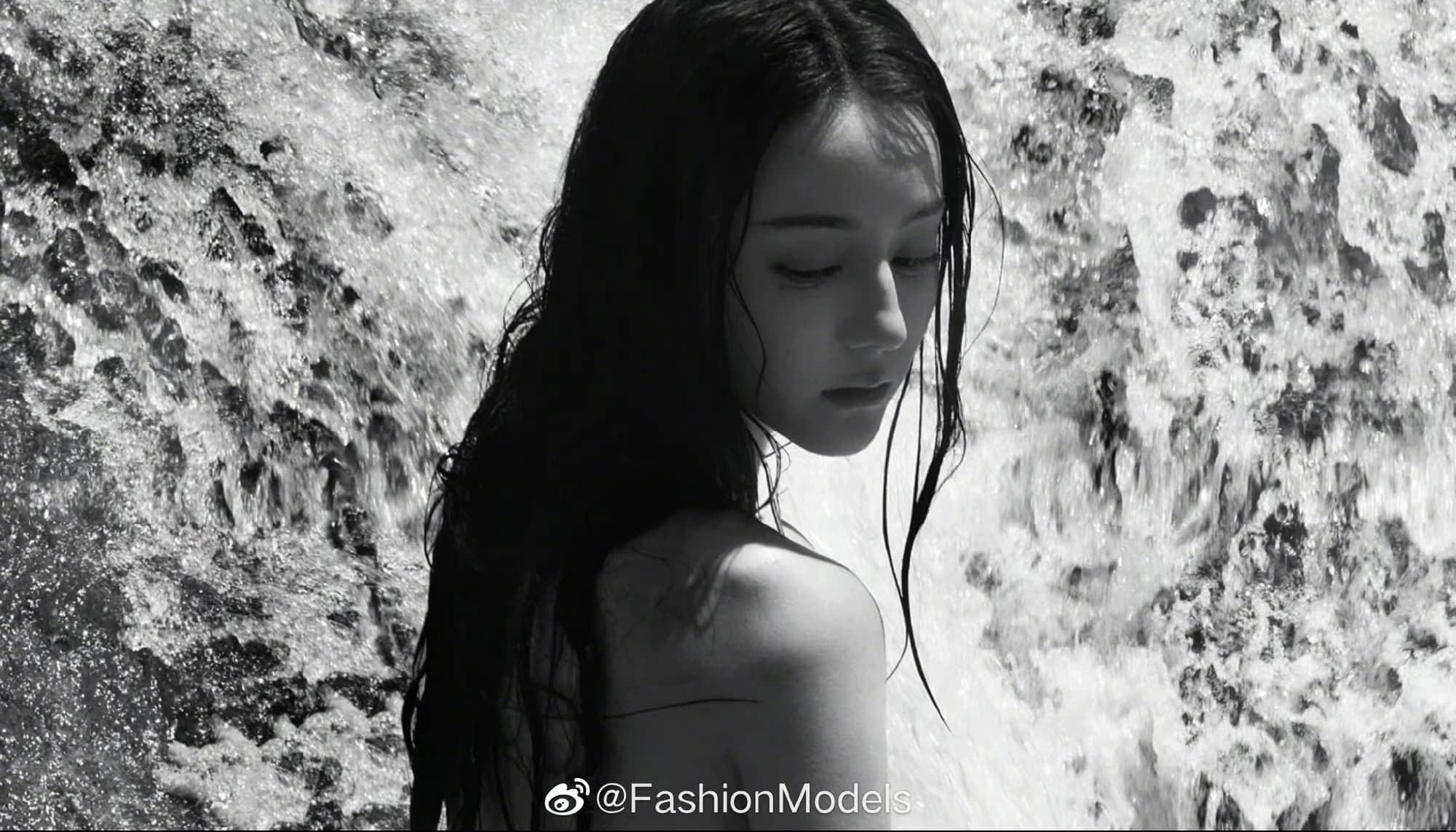 Mat moc cua Nhiet Ba anh 1